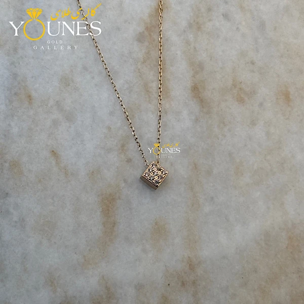 گردنبند طلا مربعی نگین